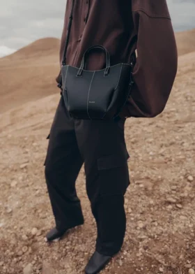 Cyme Tote Nano Edition, strukturiertes Schwarz mit ecrufarbenen Nähten