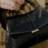 Mokki Mini Edition strukturiert schwarz mit ecrufarbenen Nähten