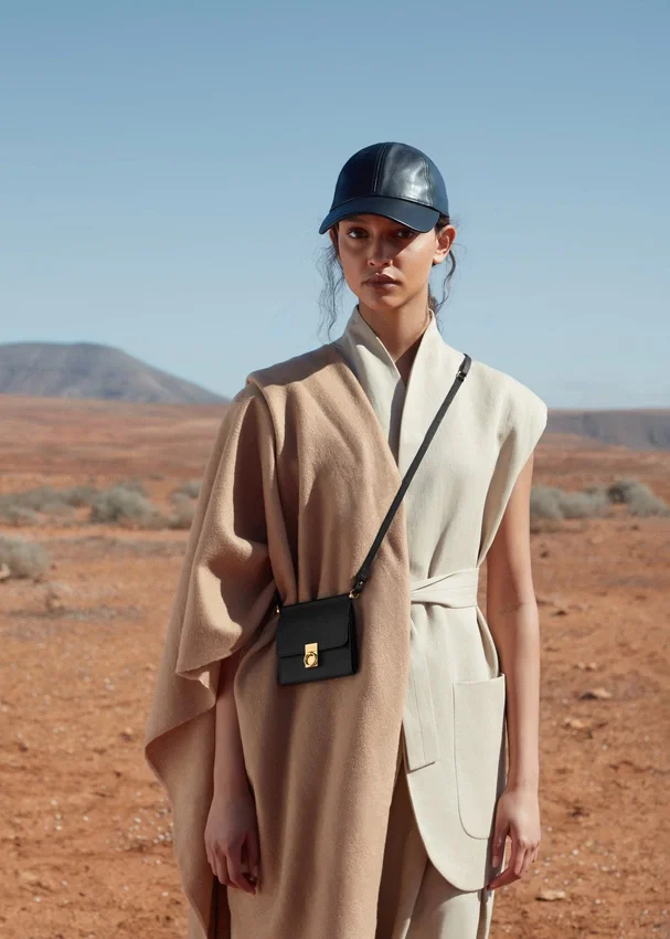 Numéro Sept Crossbody Wallet Edition, strukturiert, schwarz