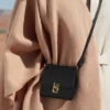 Numéro Sept Crossbody Wallet Edition, strukturiert, schwarz