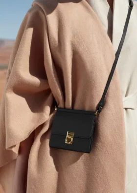 Numéro Sept Crossbody Wallet Edition, strukturiert, schwarz