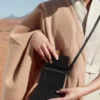Numéro Sept Crossbody Wallet Edition, strukturiert, schwarz