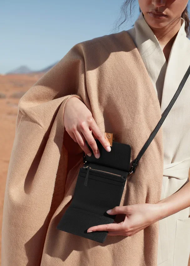 Numéro Sept Crossbody Wallet Edition, strukturiert, schwarz