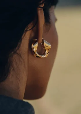 Éole Wavy Hoop Ohrringe, vergoldete Edition
