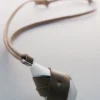 Ormé-Anhänger Edition Silber aus rhodiniertem Messing mit taupefarbenem Leder