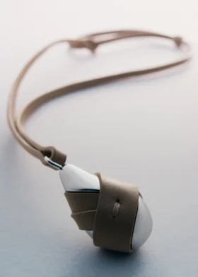 Ormé-Anhänger Edition Silber aus rhodiniertem Messing mit taupefarbenem Leder
