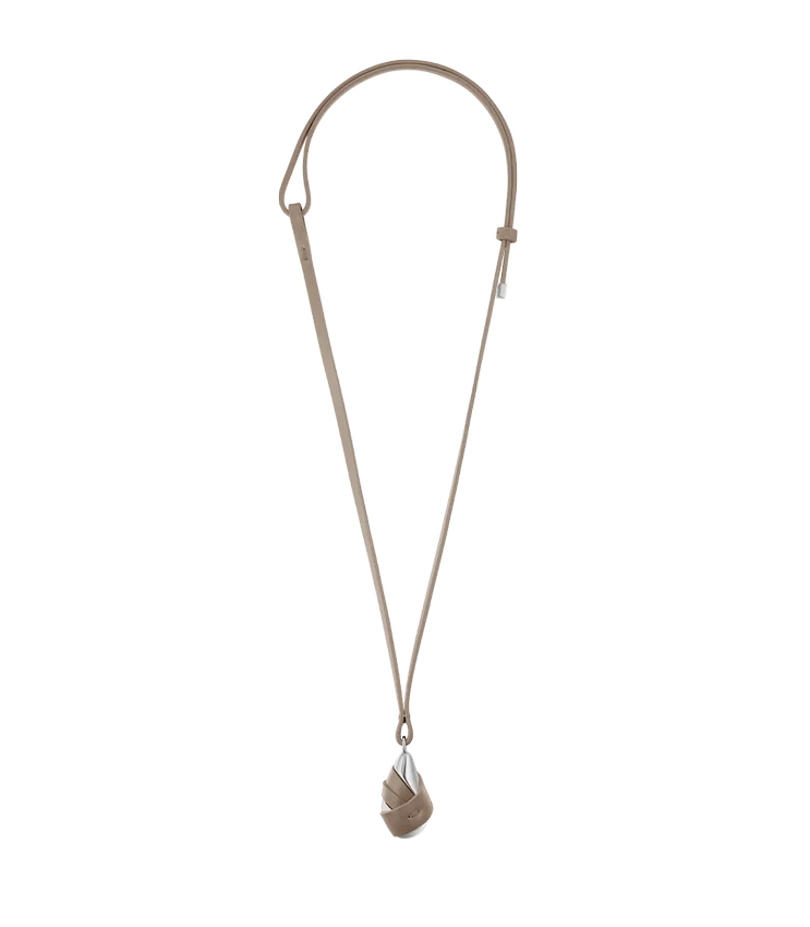 Ormé-Anhänger Edition Silber aus rhodiniertem Messing mit taupefarbenem Leder