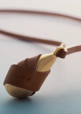 Ormé-Anhänger Edition, vergoldet mit Kamelleder