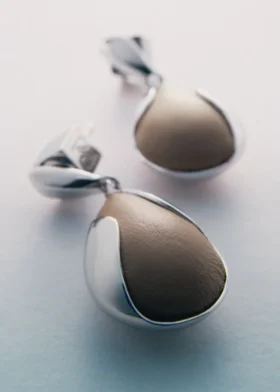 Ormé Ohrringe Edition Silber, rhodiniert, mit taupefarbenem Leder