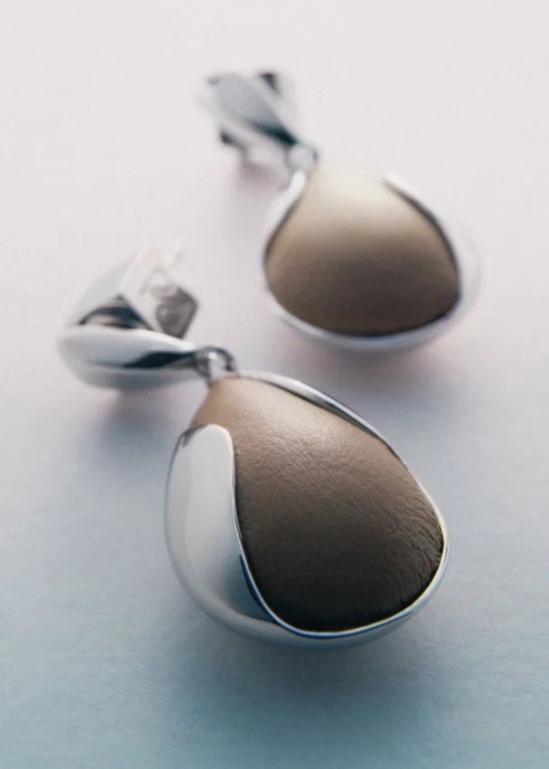 Ormé Ohrringe Edition Silber, rhodiniert, mit taupefarbenem Leder