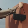 Osmo Edition Glattes Schwarz mit ecrufarbenen Nähten