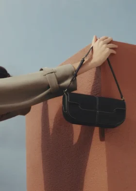 Osmo Edition Glattes Schwarz mit ecrufarbenen Nähten