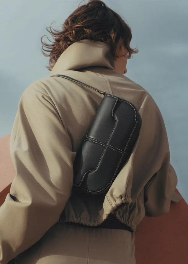 Osmo Edition Glattes Schwarz mit ecrufarbenen Nähten