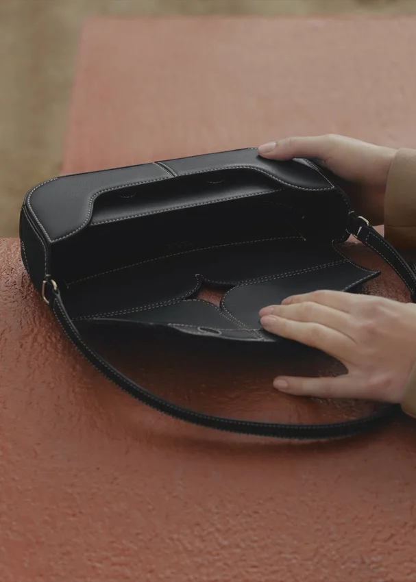 Osmo Edition Glattes Schwarz mit ecrufarbenen Nähten